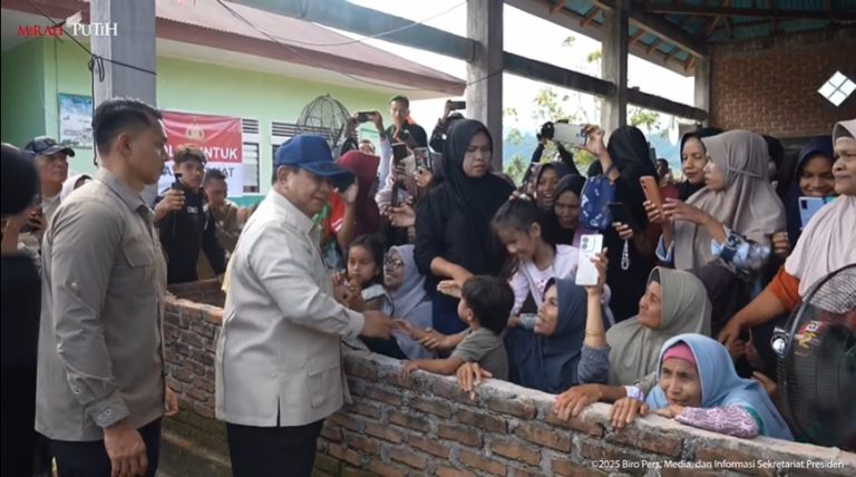 Prabowo Datangi Posko Pengungsian Palembayan Sumbar, Pantau Pemulihan Pasca Bencana