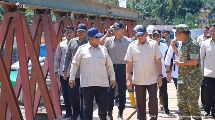 Presiden Prabowo Subianto meninjau langsung Jembatan Bailey di Tapanuli Selatan usai mendarat di Bandara Silangit, Rabu (31/12/2025).