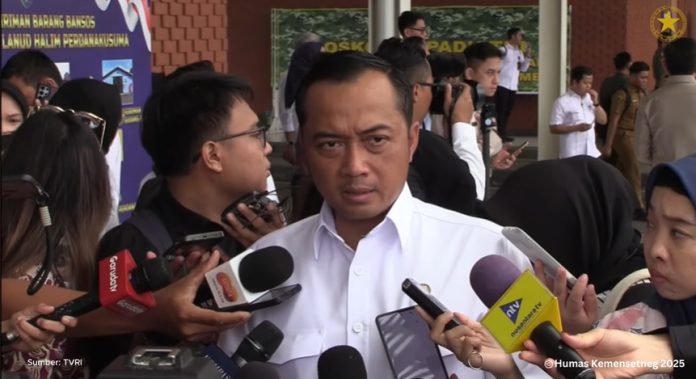 Ketua DPP Partai Gerindra, Prasetyo Hadi, menyampaikan pernyataan dalam konferensi pers bantuan bencana alam Sumatra di Lanud Halim Perdanakusuma, Senin (29/12/2025).