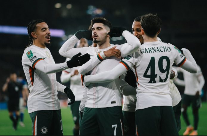 Momen Pedro Neto melakukan selebrasi bersama rekan setimnya usai mencetak gol saat melawan Cardiff City pada laga perempat final Carabao Cup 2025/2026 di Cardiff City Stadium, Rabu (17/12/2025).