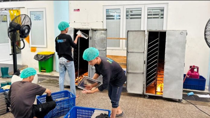 SPPG Bogor Tamansari Sukamantri menjadi SPPG pertama di Indonesia yang menggunakan oven pengering ompreng sebagai bagian dari standar higienitas modern untuk meningkatkan keamanan pangan MBG.