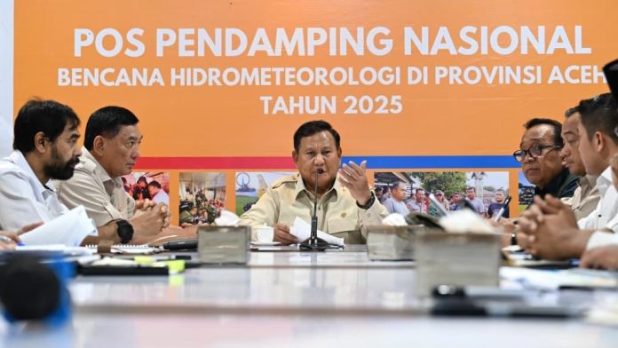 Presiden Prabowo saat memimpin rapat koordinasi percepatan penanganan bencana di Lanud Sultan Iskandar Muda, Aceh Besar, Minggu (7/12/2025).