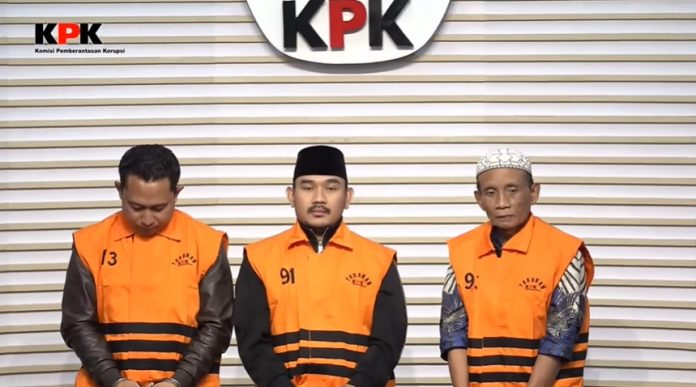 KPK menetapkan tiga orang sebagai tersangka kasus dugaan suap ijon proyek di lingkungan Pemerintah Kabupaten Bekasi, yakni Bupati Bekasi nonaktif Ade Kuswara Kunang, Kepala Desa Sukadami HM Kunang, dan pihak swasta Sarjan, Sabtu (20/12/2025).