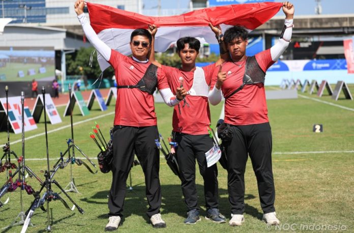 Tim panahan beregu putra Indonesia yang diperkuat Riau Ega Agata Salsabila, Arif Dwi Pangestu, dan Ahmad Khoirul Baasith meraih medali emas setelah mengalahkan Vietnam dengan skor 6–0 pada final SEA Games 2025 di Thailand, Rabu (17/12/2025).