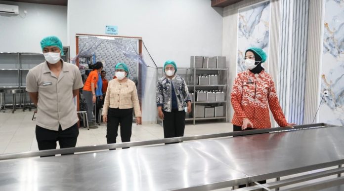 Kepala Biro Hukum dan Humas Badan Gizi Nasional (BGN) Khairul Hidayati meninjau layanan SPPG di Bangli, Bali, Sabtu (13/12/2025).