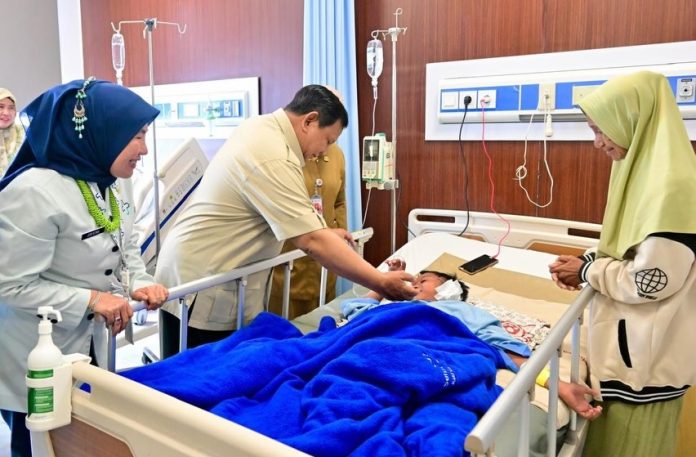 Presiden Prabowo Subianto mengunjungi para korban kecelakaan mobil pengangkut Program Makan Bergizi Gratis (MBG) di Rumah Sehat untuk Jakarta RSUD Koja, Selasa (16/12/2025).