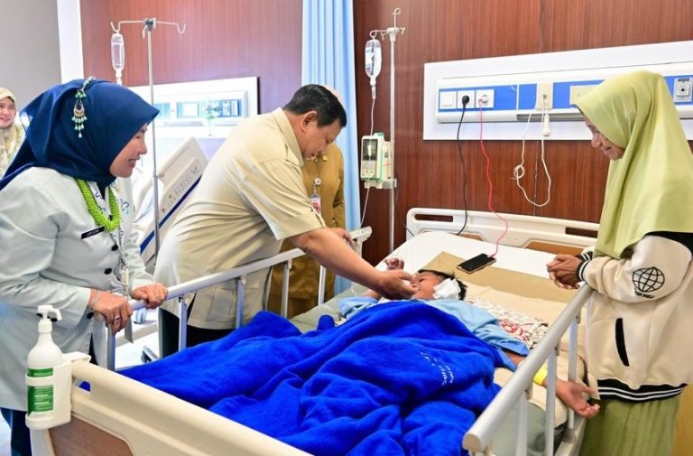 Prabowo Jenguk Siswa dan Guru Korban Kecelakaan Mobil MBG di RSUD Koja