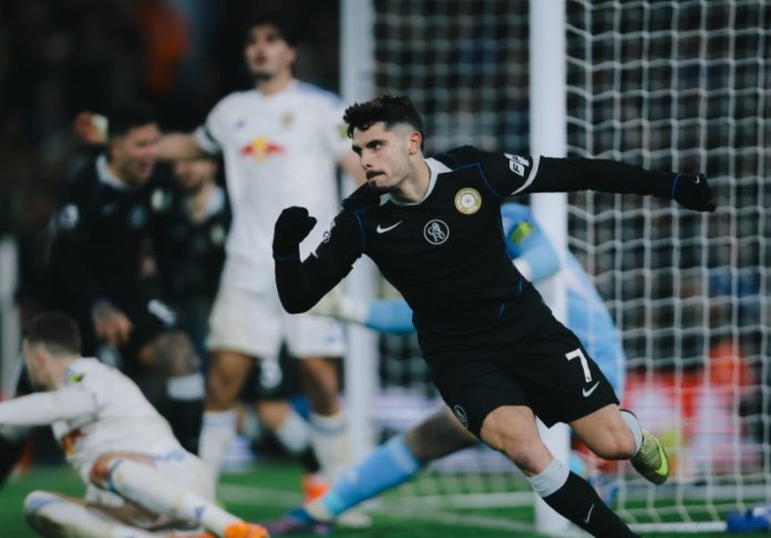 Momen Pedro Neto mencetak gol setelah masuk menggantikan Estevao pada babak kedua, dalam laga Leeds vs Chelsea yang berakhir 3-1 di Stadion Elland Road, Kamis (04/12/2025).