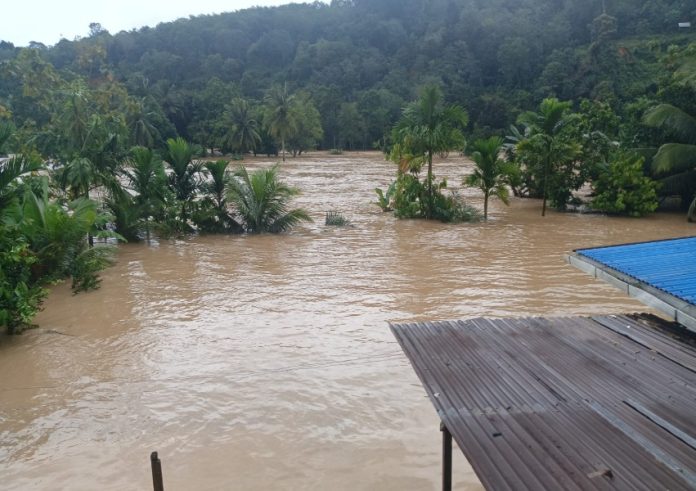 Potret banjir bandang yang melanda Kecamatan Batang Toru, Tapanuli Selatan, beberapa hari lalu.