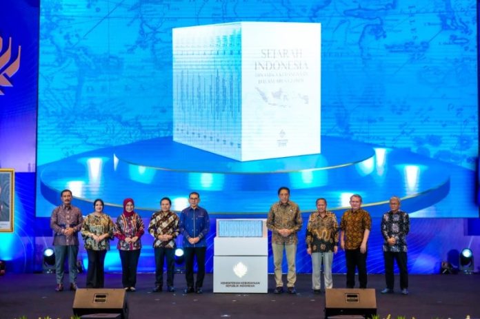 Kementerian Kebudayaan Republik Indonesia meluncurkan buku Sejarah Indonesia: Dinamika Kebangsaan dalam Arus Global di Jakarta, Minggu (14/12/2025).
