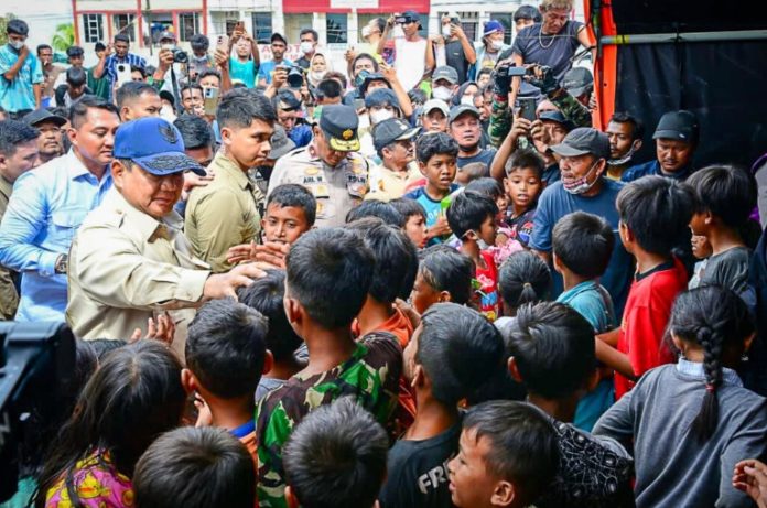 Presiden Prabowo Subianto saat mengunjungi wilayah terdampak bencana banjir dan longsor di Kabupaten Aceh Tamiang, Provinsi Aceh, Jumat (12/12/2025).