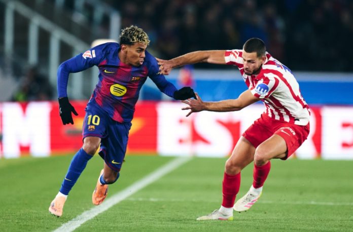 Momen Lamine Yamal berusaha melewati pemain Atletico Madrid dalam laga Barcelona vs Atletico Madrid pada pekan ke-15 LaLiga di Camp Nou, Rabu (03/12/2025).