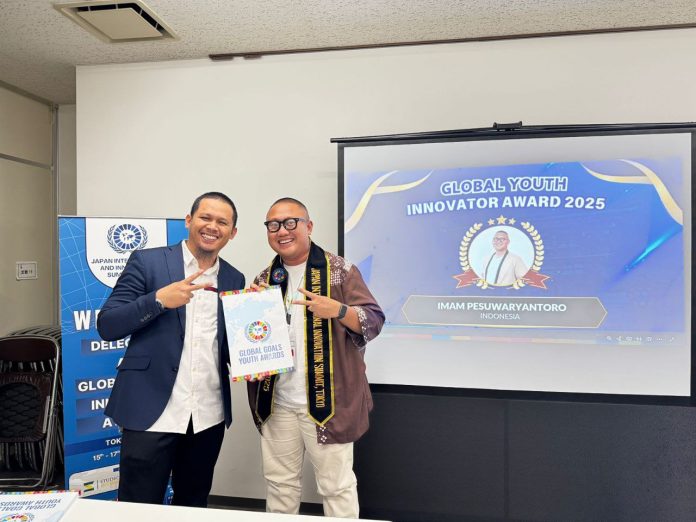 Imam Pesuwaryantoro, mahasiswa Ilmu Komunikasi Universitas Terbuka (UT) Jakarta meraih Juara 1 The Best Youth Innovation Speak-up Forum pada Japan International Youth Innovation Summit (JIYIS) 2025 di Tokyo, Jepang.