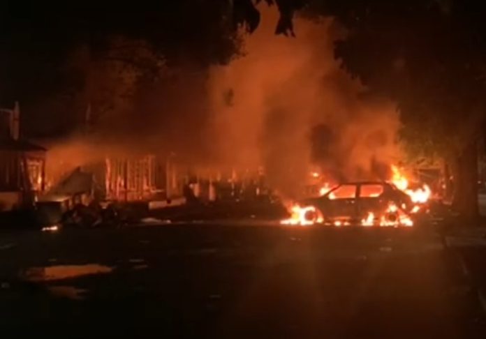 Momen pembakaran yang diduga dilakukan oleh kelompok mata elang (debt collector) di area Taman Makam Pahlawan (TMP) Kalibata.