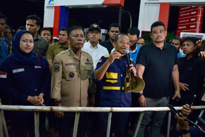 Menteri ESDM Bahlil Lahadalia saat meninjau pemulihan akses energi di Tapanuli Tengah, Sumatera Utara. Ia membebaskan penggunaan barcode BBM subsidi dan meminta SPBU di wilayah terdampak banjir beroperasi 24 jam, Selasa (2/12/2025).