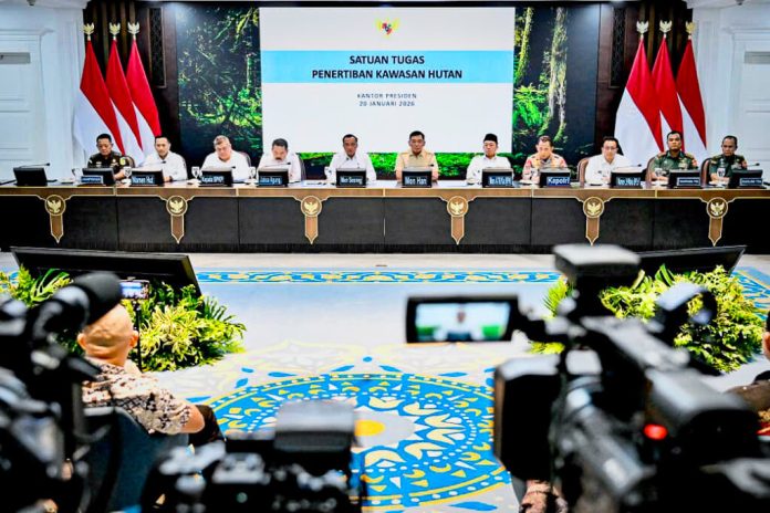 Konferensi pers Satuan Tugas Penertiban Kawasan Hutan di Kompleks Istana Kepresidenan, Jakarta, Selasa (20/1/2026).