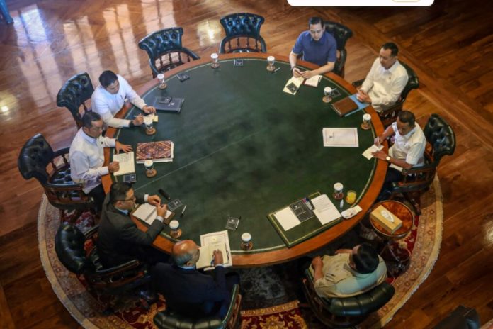 Presiden Prabowo Subianto saat menerima sejumlah menteri Kabinet Merah Putih dalam pertemuan di kediaman pribadinya di Hambalang, Bogor, Selasa (23/12/2025).