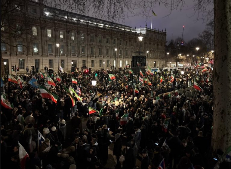 Trump Peringatkan Iran Soal Demonstran, AS Ancam Tindakan Keras