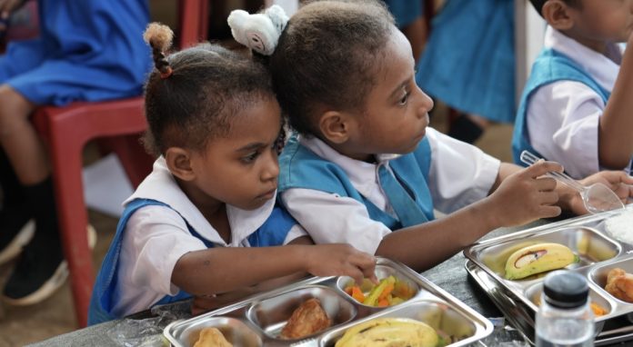 Ilustrasi anak-anak sekolah menerima paket Program Makan Bergizi Gratis (MBG).
