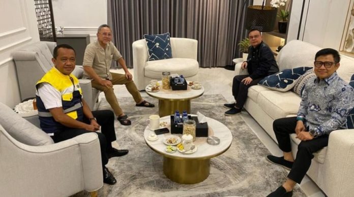 Ketua Harian Partai Gerindra Sufmi Dasco Ahmad, Ketua Umum Golkar Bahlil Lahadalia, Ketua Umum PKB Muhaimin Iskandar (Cak Imin), dan Ketua Umum PAN Zulkifli Hasan (Zulhas) berkumpul dalam sebuah pertemuan.