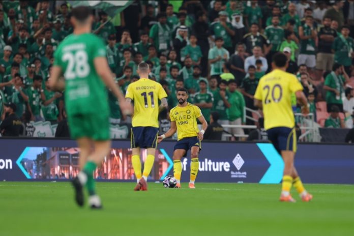 Momen pemain Al Nassr memulai kick-off babak kedua pada laga lanjutan Liga Pro Arab Saudi pekan ke-12 di King Abdullah Sports City, Jeddah. Al Ahli menang 3-2, Sabtu (3/1/2026).
