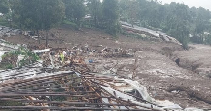 Bencana tanah longsor menerjang permukiman warga di Desa Pasirlangu, Kecamatan Cisarua, Kabupaten Bandung Barat, Jawa Barat, Sabtu (24/1/2026)
