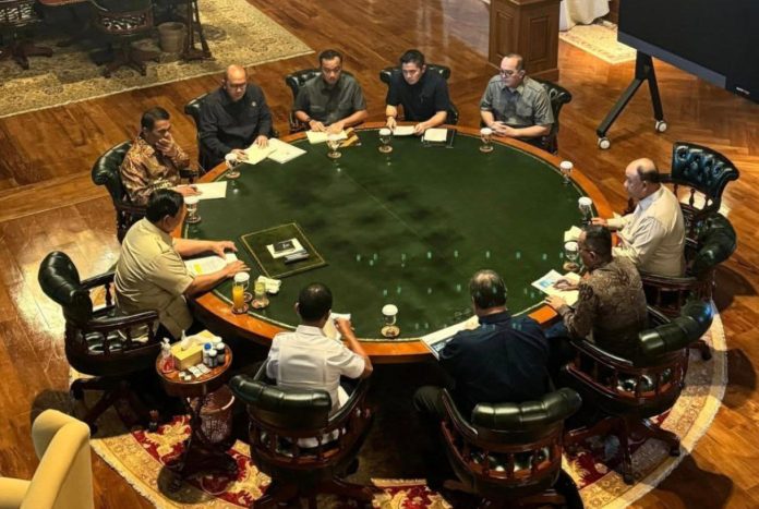 Presiden Prabowo Subianto menggelar rapat terbatas bersama sejumlah menteri Kabinet Merah Putih di kediaman pribadinya di Hambalang, Bogor, Jawa Barat, Minggu (11/1/2026).