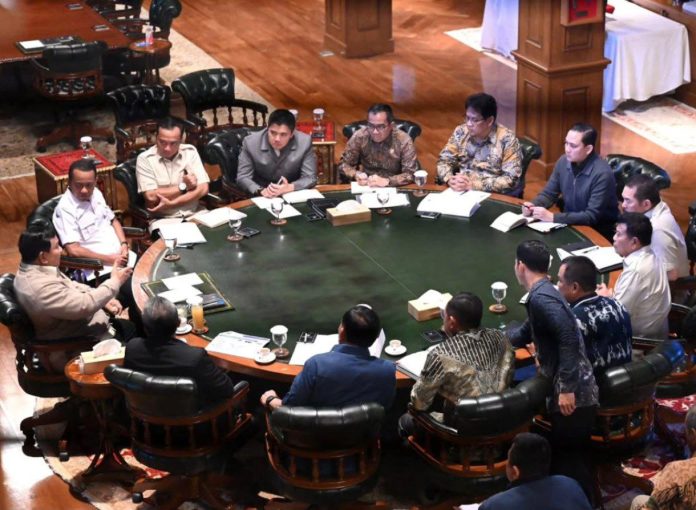 Presiden RI Prabowo Subianto menggelar rapat terbatas bersama sejumlah menteri dan pejabat tinggi negara di kediaman pribadinya di Hambalang, Kabupaten Bogor, Jawa Barat, Minggu (25/1/2026).