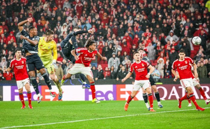 Momen kiper Benfica, Anatoliy Trubin, mencetak gol penentu melalui sundulan dalam laga Benfica vs Real Madrid yang berakhir 4-2 pada pertandingan Liga Champions di Estádio da Luz, Lisbon, Kamis (29/1/2026).