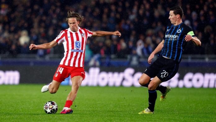 Marcos Llorente mencoba menendang bola dalam laga Club Brugge vs Atlético Madrid yang berakhir imbang 3-3 pada leg pertama playoff Liga Champions 2025/2026 di Jan Breydelstadion, Kamis (19/2/2026).