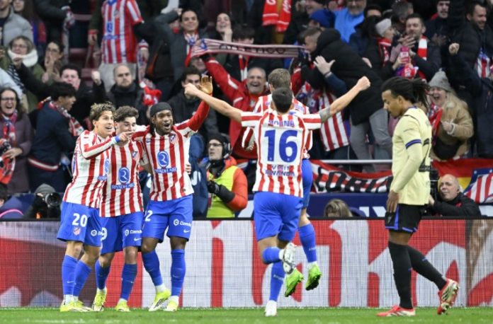 Para pemain Atletico Madrid merayakan kemenangan usai mengalahkan Barcelona 4-0 pada leg pertama semifinal Copa del Rey 2025/2026 di Stadion Riyadh Air Metropolitano, Madrid, Jumat (13/2/2026).