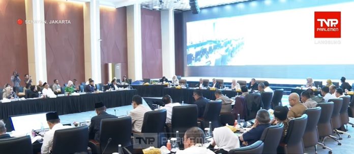 Suasana rapat koordinasi evaluasi percepatan pemulihan pascabencana alam di wilayah Sumatera di Kompleks DPR, Senayan, Jakarta, Rabu (18/2/2026).