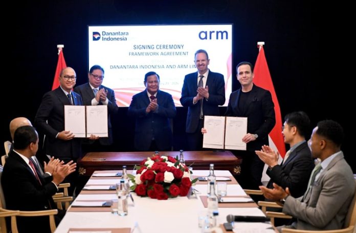 Presiden RI Prabowo Subianto menyaksikan penandatanganan perjanjian kerangka kerja antara Badan Pengelola Investasi Danantara (BPI Danantara) dan Arm Limited di London, Inggris, Senin (23/2/2026).