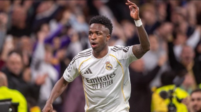 Momen Vinicius Junior melakukan selebrasi usai mencetak gol dalam kemenangan Real Madrid 2-1 atas Benfica (agregat 3-1) pada leg kedua Liga Champions 2025/2026 di Stadion Santiago Bernabeu, Kamis (26/2/2026).