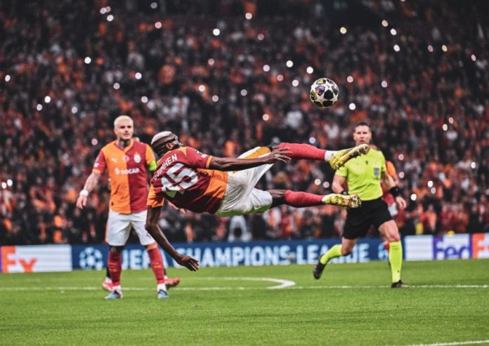 Victor Osimhen mencoba tendangan salto dalam laga Galatasaray vs Juventus yang berakhir 5-2 pada leg pertama Liga Champions 2025/2026 di RAMS Park, Istanbul, Rabu (18/2/2026).