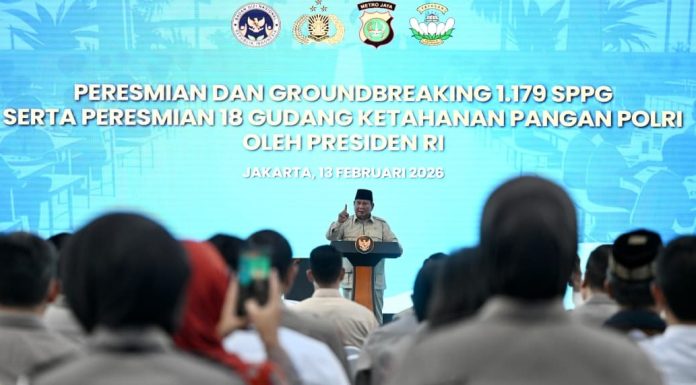 Presiden Prabowo Subianto saat berpidato saat meresmikan Satuan Pelayanan Pemenuhan Gizi (SPPG) dan gudang ketahanan pangan Polri di Palmerah, Jakarta Barat, Jumat (13/2/2026). (foto: x/@ KemensetnegRI)