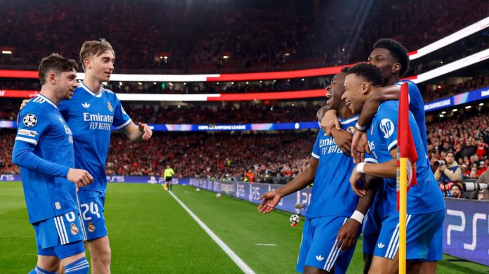 Pemain Real Madrid merayakan gol Vinicius Junior di sudut lapangan dalam laga Benfica vs Real Madrid yang berakhir 0-1 pada ajang Liga Champions di Estadio da Luz, Lisbon, Rabu (18/2/2026).