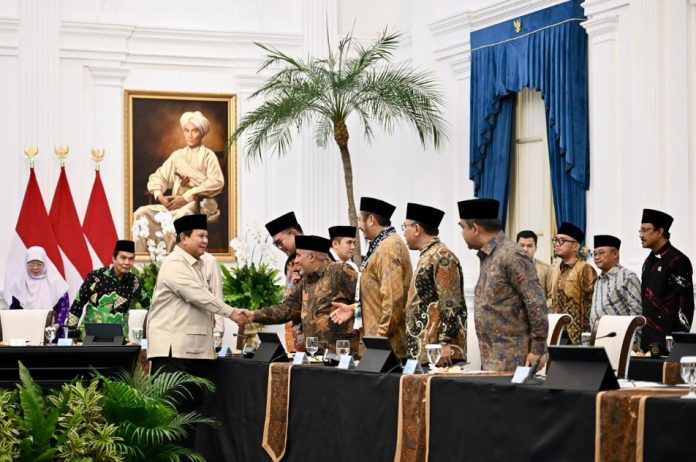 Presiden Prabowo Subianto menggelar pertemuan tertutup selama hampir empat jam untuk membahas keikutsertaan Indonesia dalam Board of Peace (BoP) bersama sekitar 40–50 pimpinan ormas Islam dan pemuka agama di Kompleks Istana Kepresidenan, Jakarta, Selasa (3/2/2026).