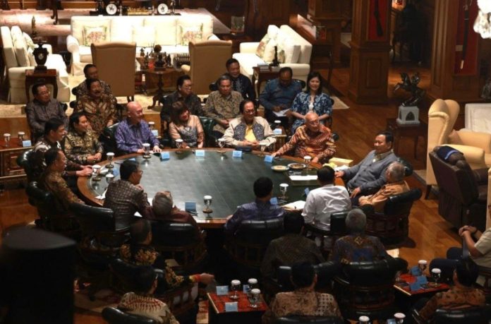 Presiden Prabowo Subianto menerima audiensi sejumlah perwakilan pengusaha yang tergabung dalam Asosiasi Pengusaha Indonesia (Apindo) di kediamannya, Hambalang, Kabupaten Bogor, Jawa Barat, Senin (9/2/2026).