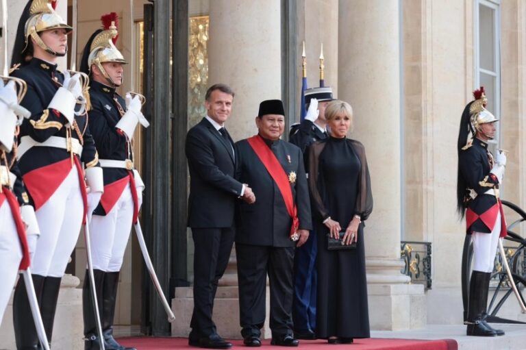 Prabowo-Macron Bahas Pertahanan hingga Ekonomi dalam Pertemuan di Paris