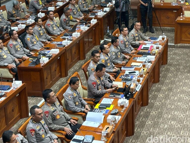 Polri Minta Tambahan Anggaran Rp 66,1 T ke Komisi III untuk Gaji, Kendaraan Listrik, hingga Pengamanan Pemilu