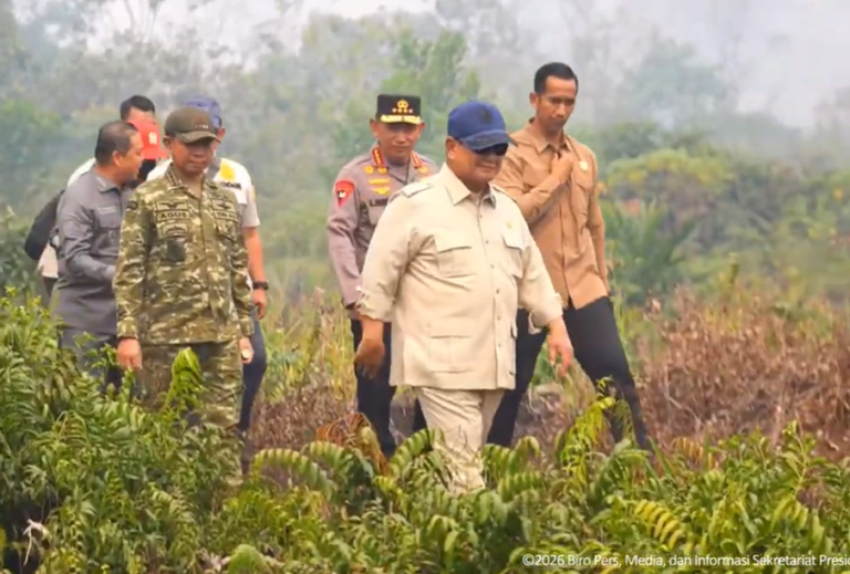 Prabowo Tinjau Langsung Karhutla di Kalimantan Barat, 198 Titik Api Terdeteksi