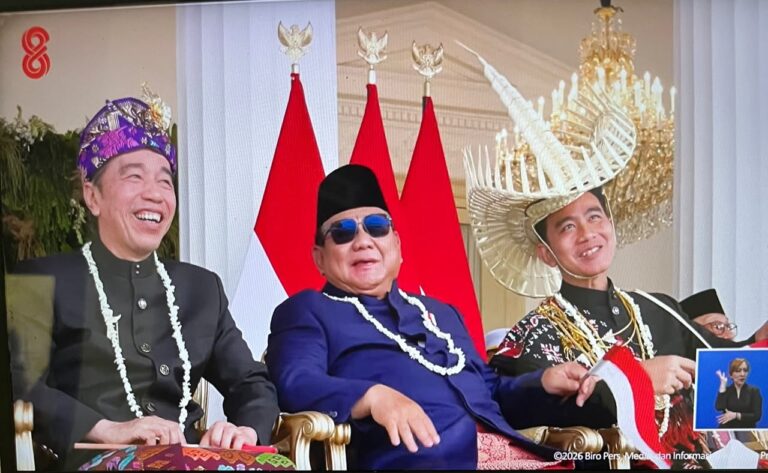 Prabowo Diapit Jokowi dan Gibran Saat Upacara HUT ke-81 RI di Istana