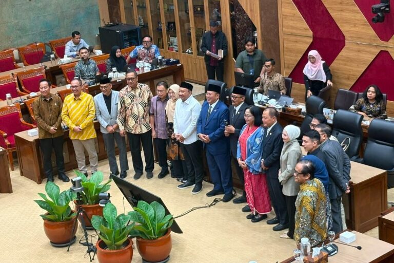 Agung Widyantoro Jadi Ketua Komisi X DPR RI, Hetifah Dirotasi